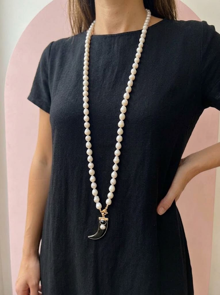 Collana lunga -TALISMANI con PERLE coltivate - chiusura gioiello  - cm 90 - con charm Corno smaltato