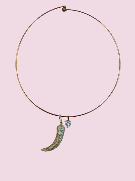 Girocollo Rigido “Talismani” in Acciaio Gold con Charm Corno e zircone cuore