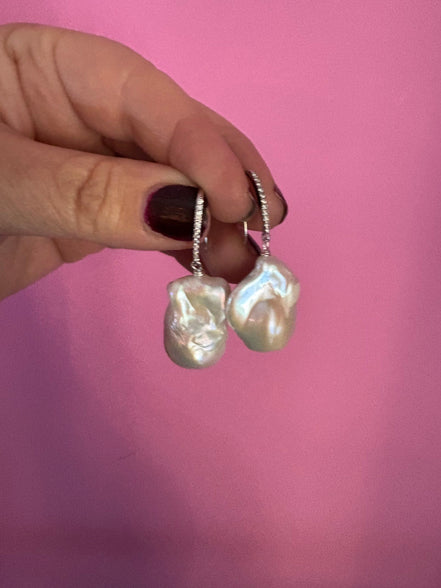 Orecchini argento 925 rodio con perle grandissime barocche