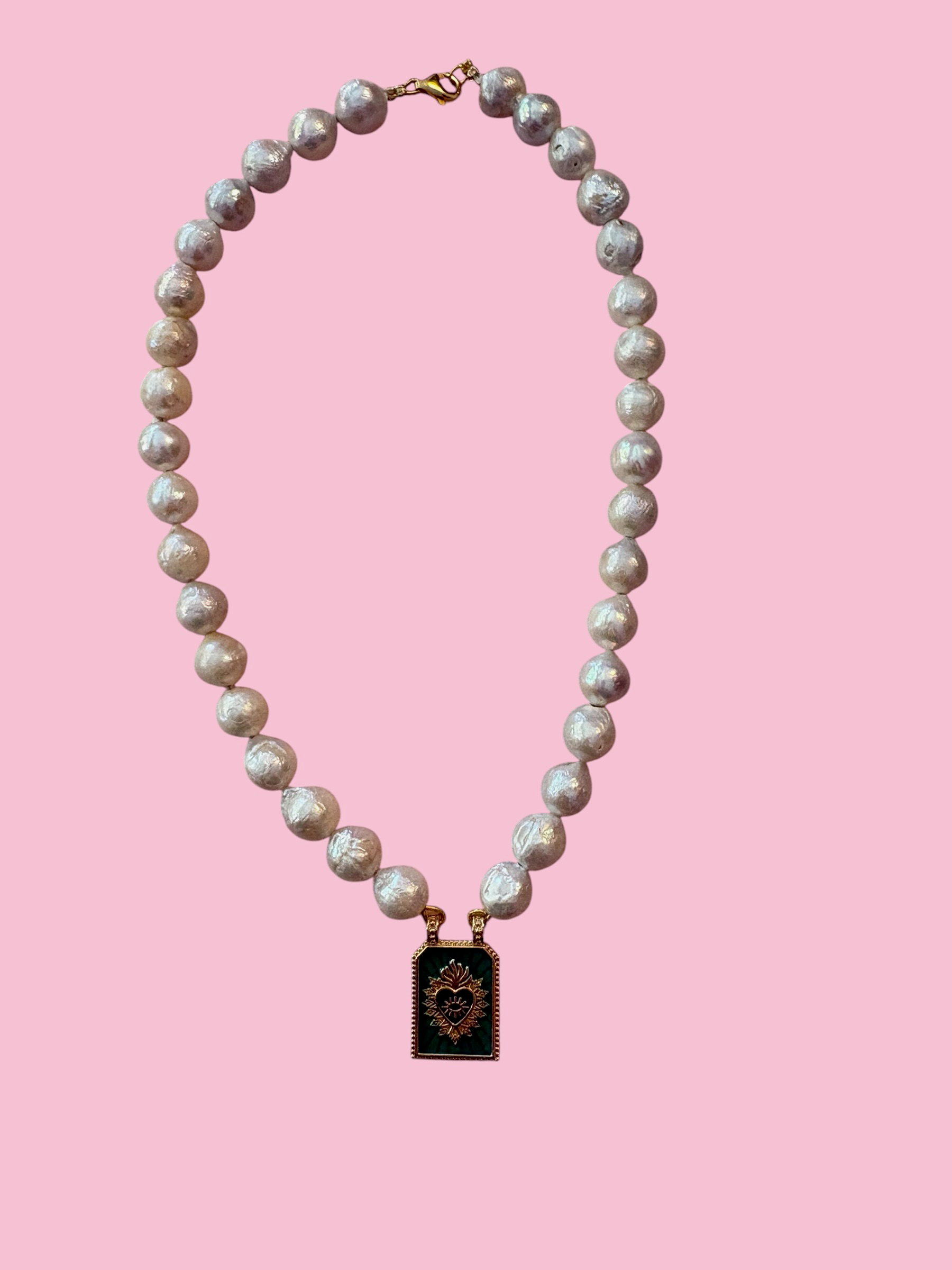 Collana MADEMOISELLE  perle coltivate mm 10 con charm verde
