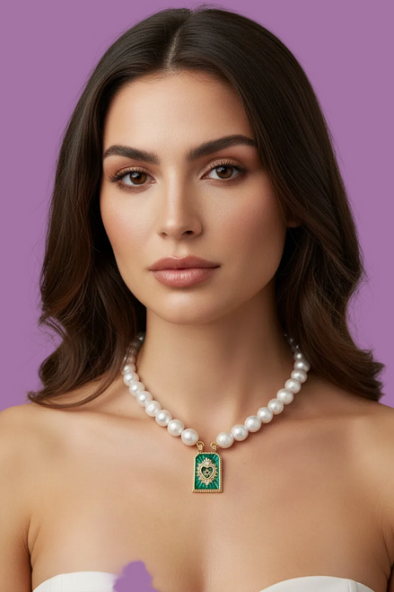 Collana MADEMOISELLE  perle coltivate mm 10 con charm verde