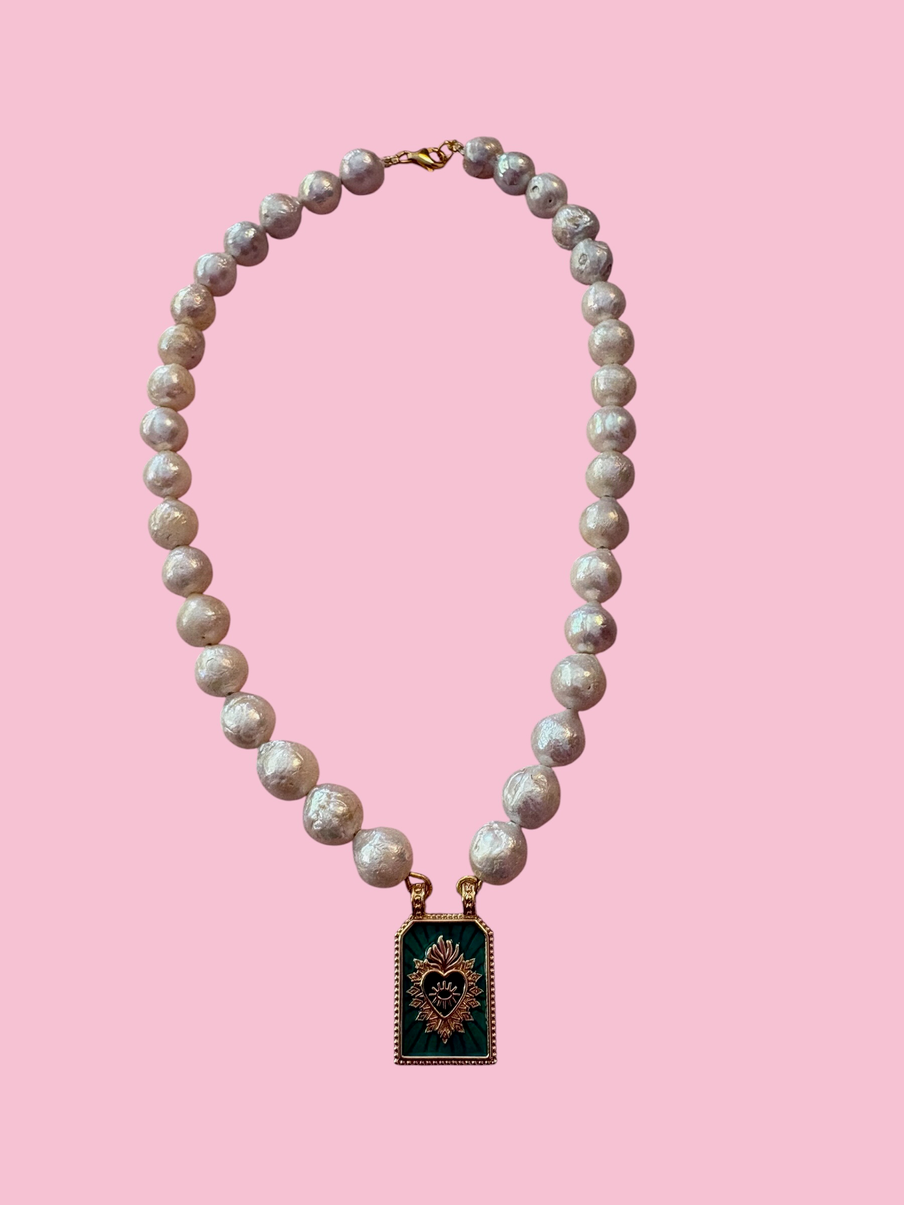 Collana MADEMOISELLE  perle coltivate mm 10 con charm verde