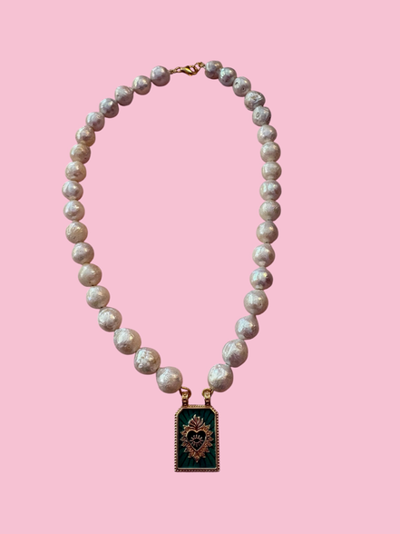 Collana MADEMOISELLE  perle coltivate mm 10 con charm verde