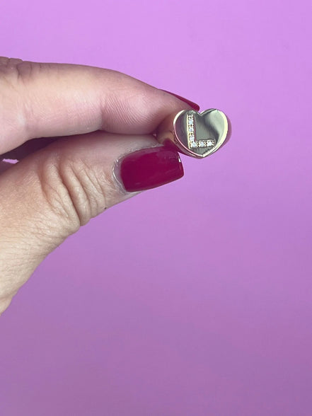 AMORISSIMO Anello chevalier cuore in oro 18kt con lettera di brillanti