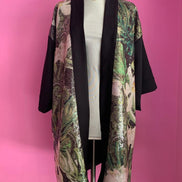 Mishima - Kimono (foderato in raso) in foulé 100% lana con pannello di paillettes floreali sul davanti