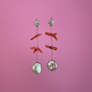 MEDITERRANEA Orecchini - perle barocche piatte con corallo rosso