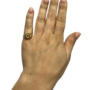 Anello chevalier tondo in oro 18kt con lettera di brillanti