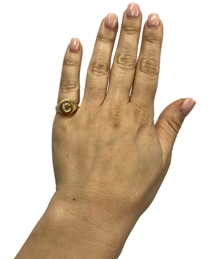 Anello chevalier tondo in oro 18kt con lettera di brillanti