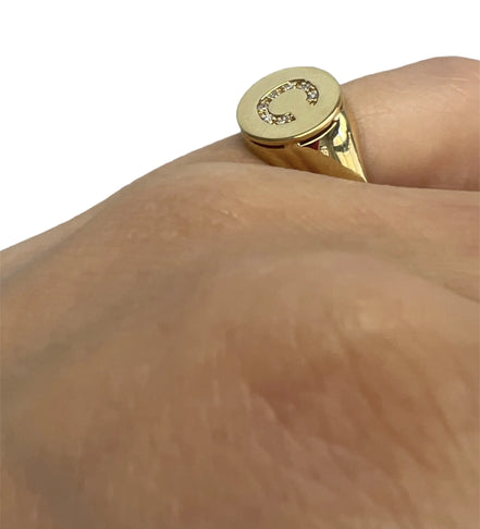 Anello chevalier tondo in oro 18kt con lettera di brillanti