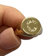 Anello chevalier tondo in oro 18kt con lettera di brillanti
