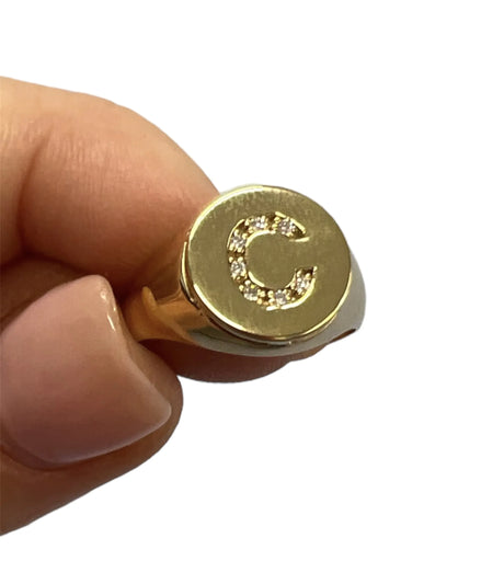 Anello chevalier tondo in oro 18kt con lettera di brillanti