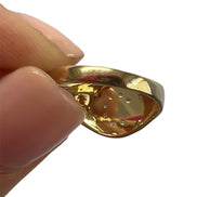 Anello chevalier tondo in oro 18kt con lettera di brillanti