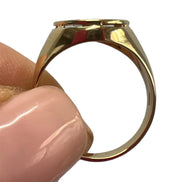 Anello chevalier tondo in oro 18kt con lettera di brillanti