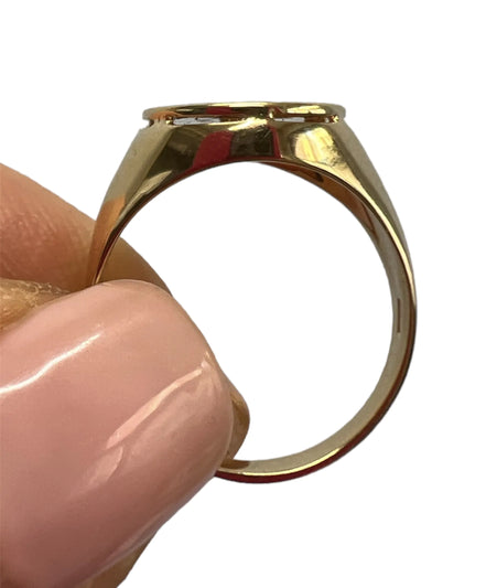 Anello chevalier tondo in oro 18kt con lettera di brillanti