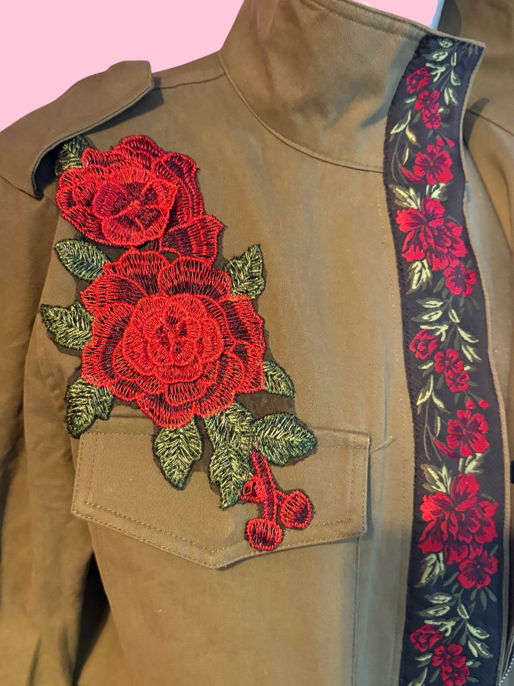 Flower jacket - verde militare 100% cotone con passamaneria Couture rose rosse