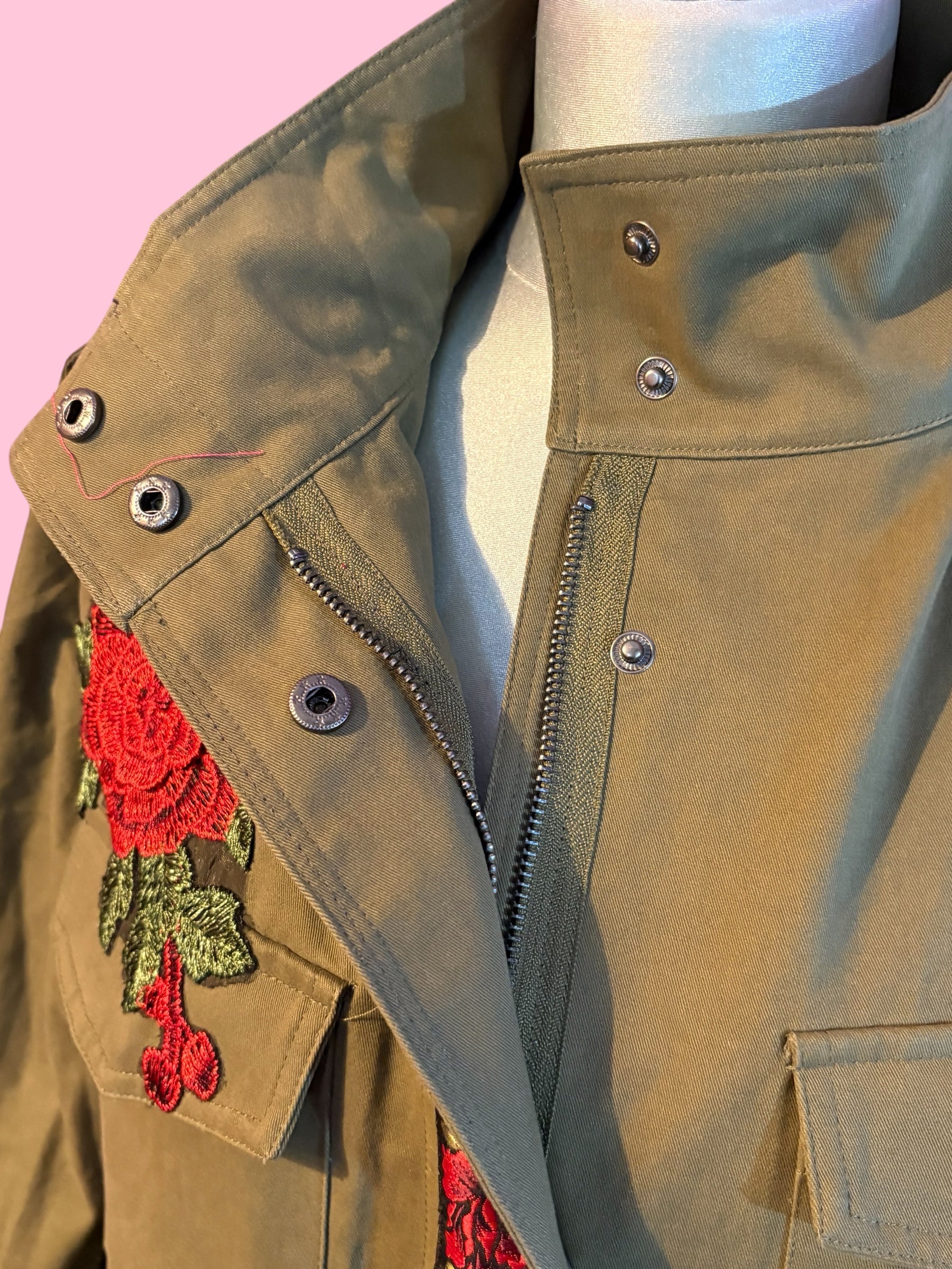 Flower jacket - verde militare 100% cotone con passamaneria Couture rose rosse