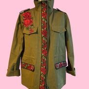 Flower jacket - verde militare 100% cotone con passamaneria Couture rose rosse