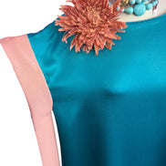 IKEBANA - Abito raso turchese con maniche nastro rosa crepe
