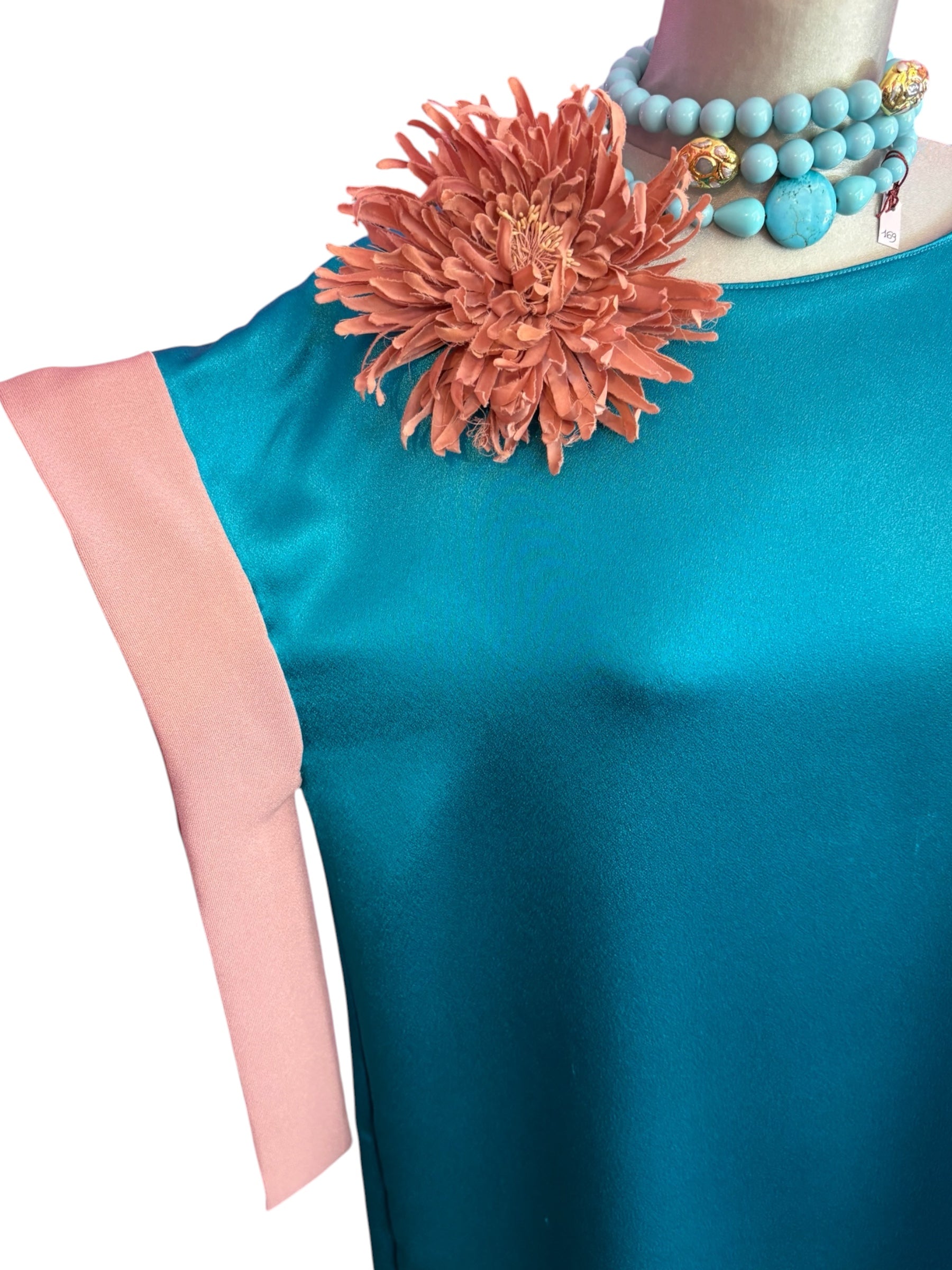 IKEBANA - Abito raso turchese con maniche nastro rosa crepe