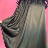 PLUMAGE Poetica - Abito a palloncino in raso nero con piume di struzzo sul collo