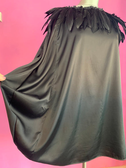 PLUMAGE Poetica - Abito a palloncino in raso nero con piume di struzzo sul collo