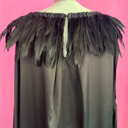 PLUMAGE Poetica - Abito a palloncino in raso nero con piume di struzzo sul collo