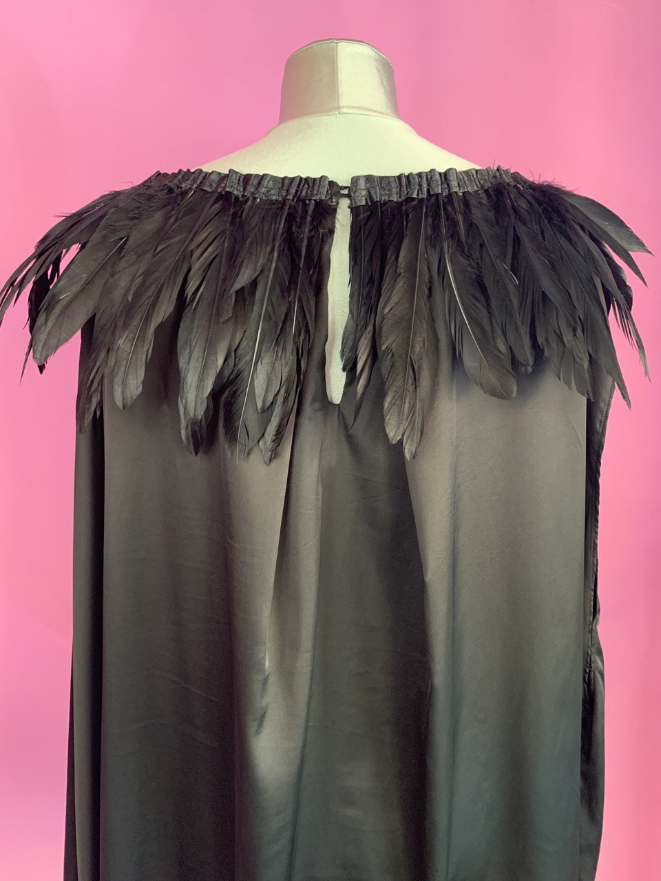 PLUMAGE Poetica - Abito a palloncino in raso nero con piume di struzzo sul collo