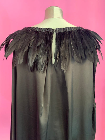 PLUMAGE Poetica - Abito a palloncino in raso nero con piume di struzzo sul collo