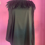 PLUMAGE Poetica - Abito a palloncino in raso nero con piume di struzzo sul collo