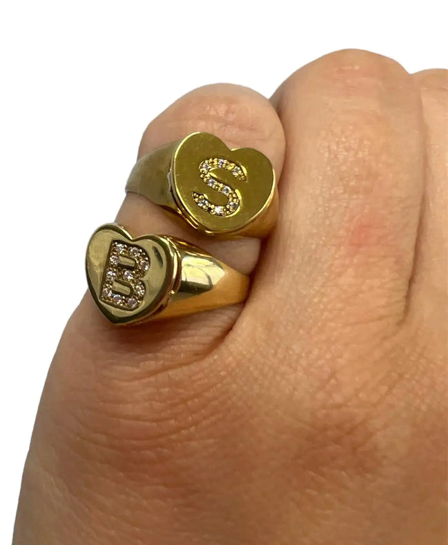 AMORISSIMO Anello chevalier cuore in oro 18kt con lettera di brillanti