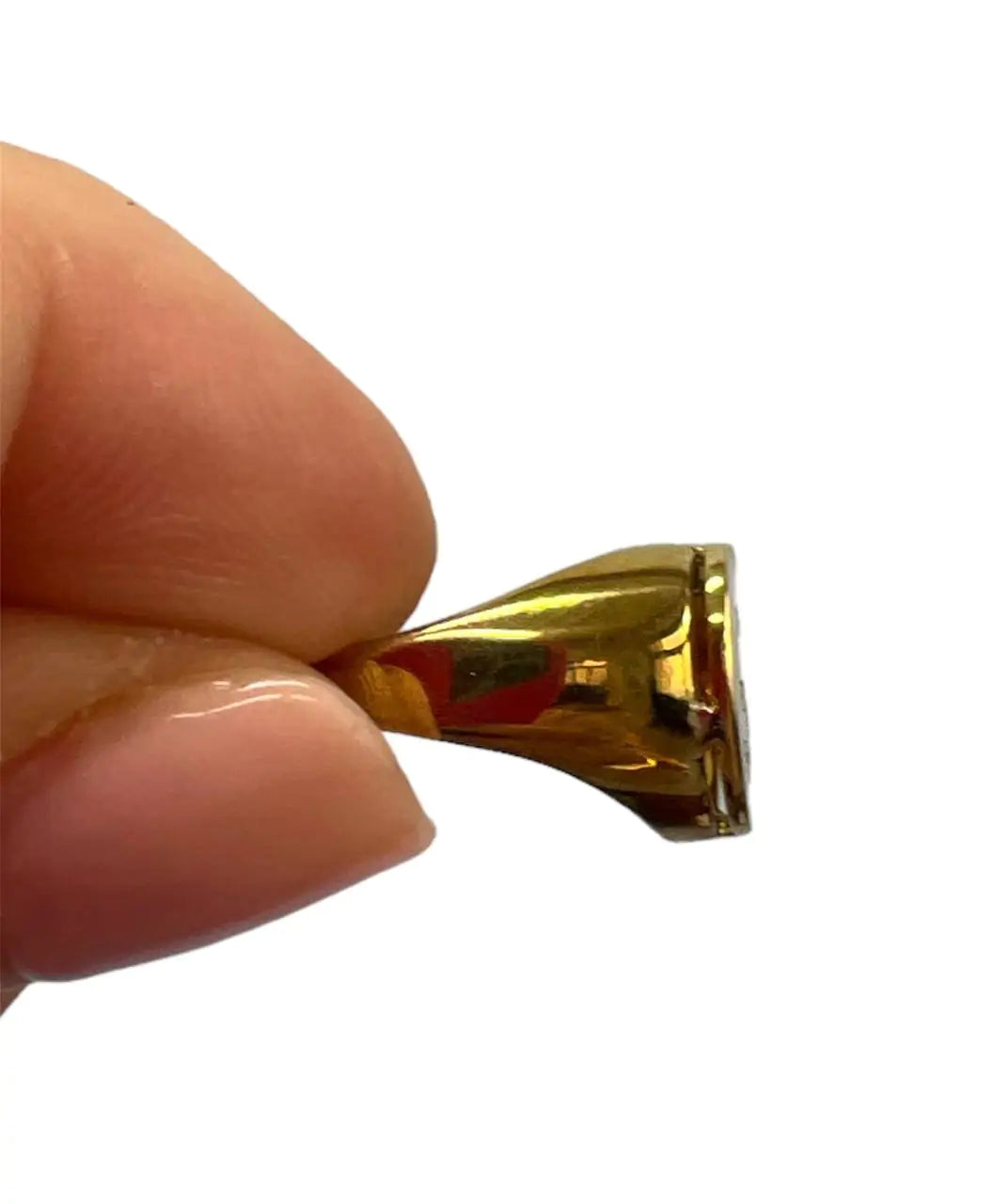 AMORISSIMO Anello chevalier cuore in oro 18kt con lettera di brillanti