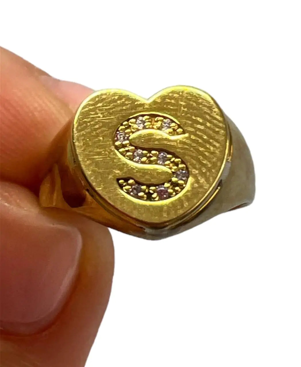 AMORISSIMO Anello chevalier cuore in oro 18kt con lettera di brillanti