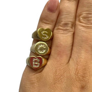 AMORISSIMO Anello chevalier cuore in oro 18kt con lettera di brillanti