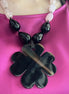Collana con onice, quadrifoglio di corno naturale e quarzo rosa