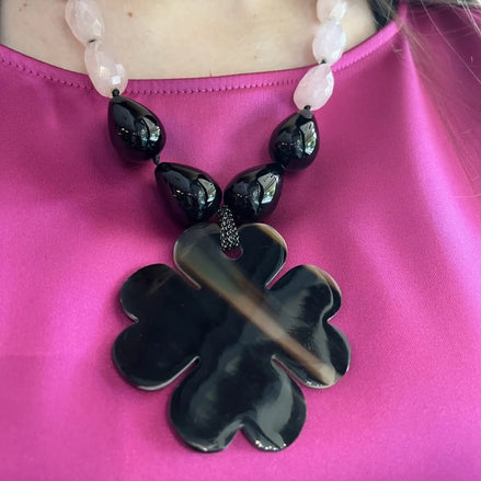 Collana con onice, quadrifoglio di corno naturale e quarzo rosa