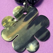 Collana con onice, quadrifoglio di corno naturale e quarzo rosa
