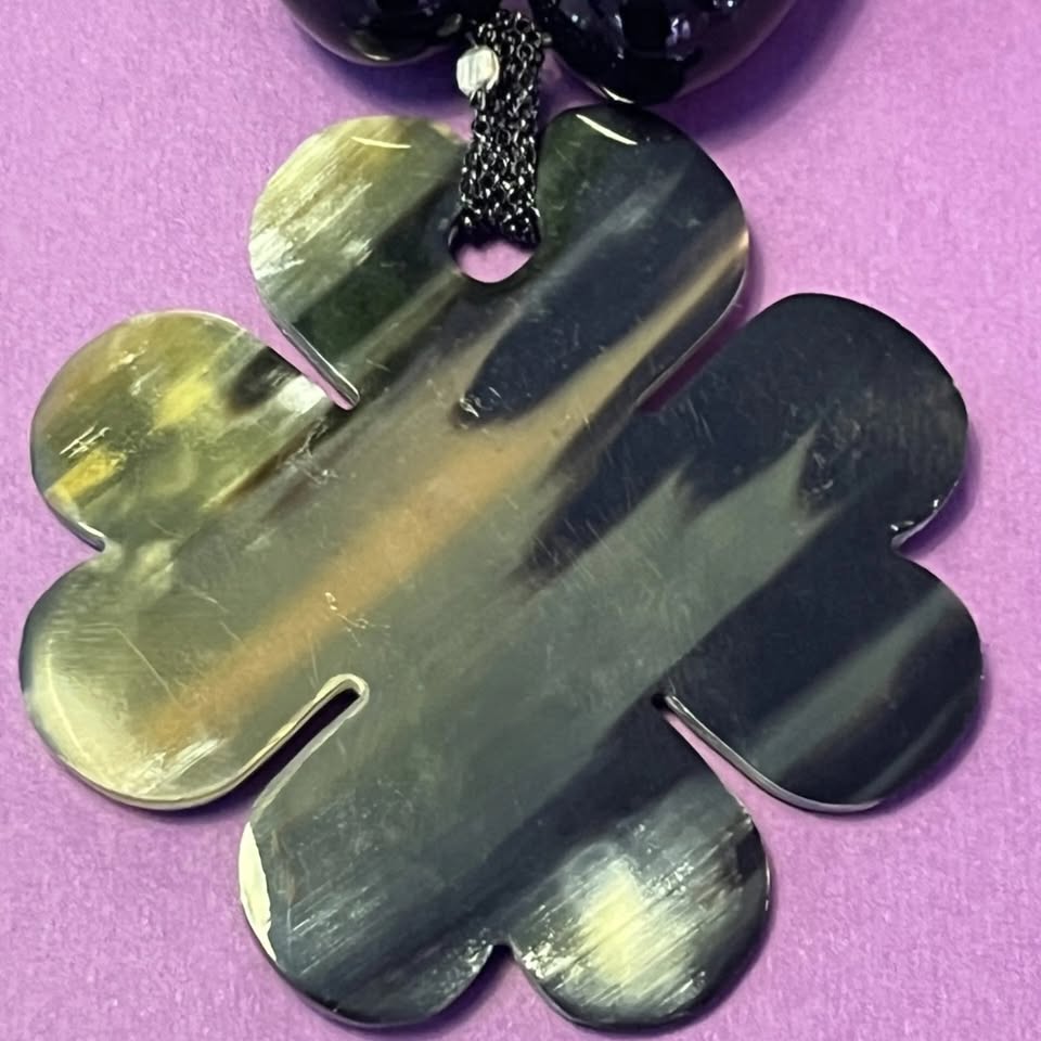 Collana con onice, quadrifoglio di corno naturale e quarzo rosa