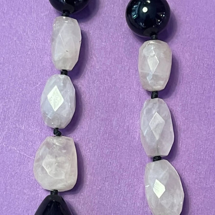 Collana con onice, quadrifoglio di corno naturale e quarzo rosa