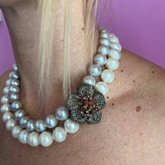 Collana perle grandi grigie e bianche susta gioiello argento 925 con granati