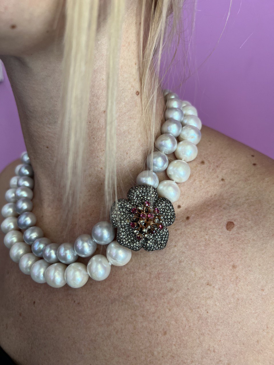 Collana perle grandi grigie e bianche susta gioiello argento 925 con granati