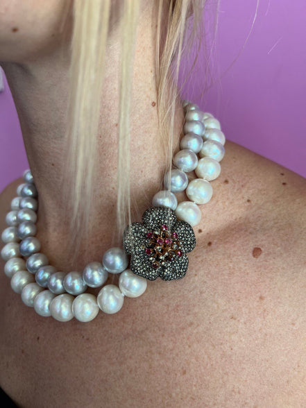 Collana perle grandi grigie e bianche susta gioiello argento 925 con granati