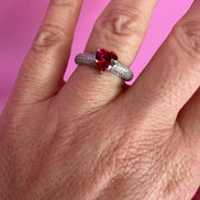 Anello MON COEUR rodio con zirconi bianchi/rubino