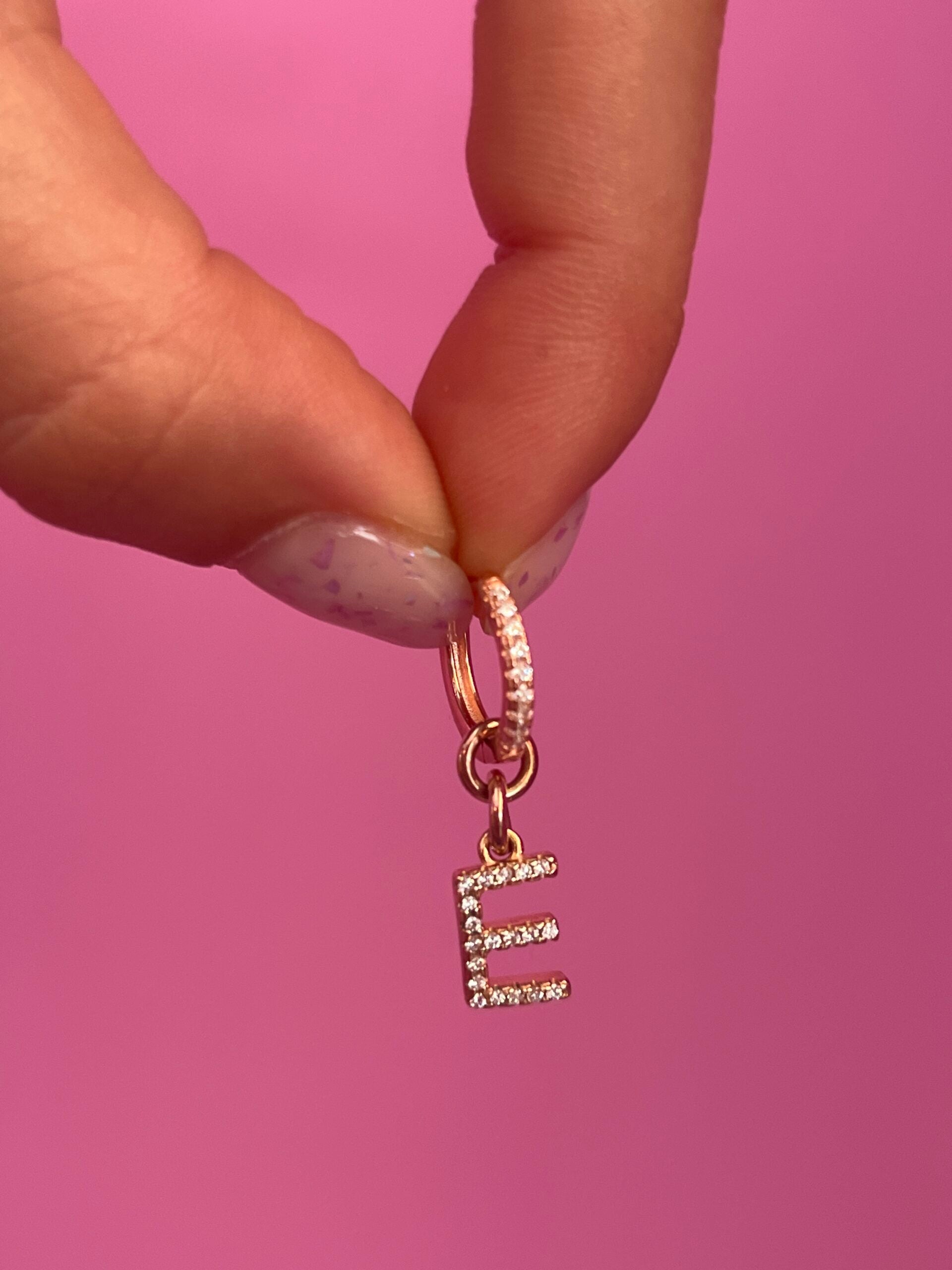 Monorecchino lettere e zirconi oro rosa
