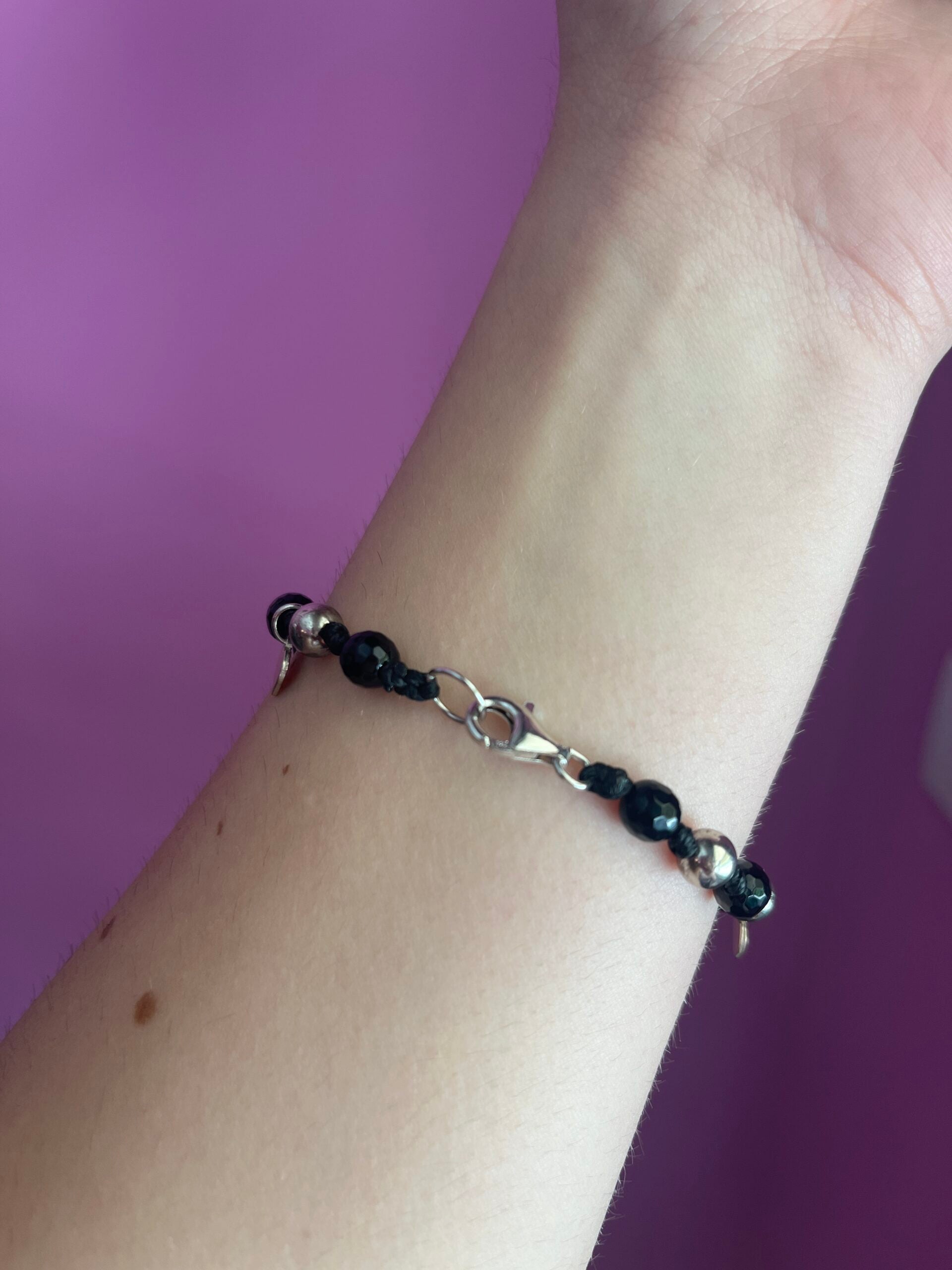 NODINI - Bracciale con onice, cuore e charms