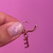 Monorecchino lettere e zirconi oro rosa