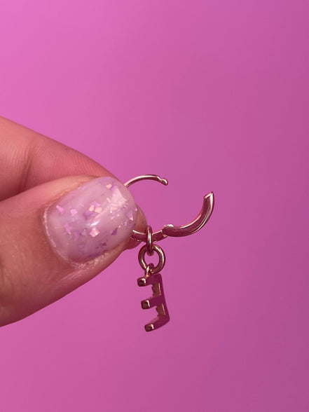 Monorecchino lettere e zirconi oro rosa