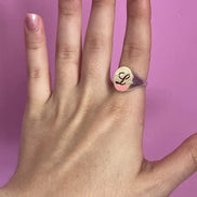 Freedom – Anello Chevalier con lettera oro 18kt e argento 925