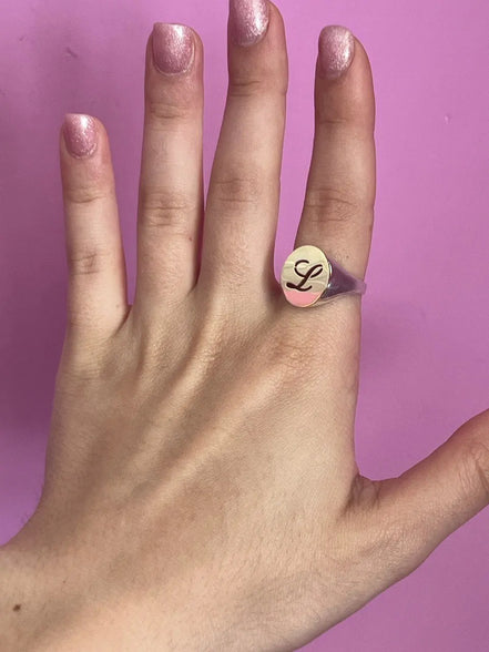 Freedom – Anello Chevalier con lettera oro 18kt e argento 925