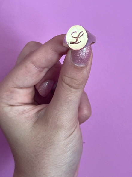 Freedom – Anello Chevalier con lettera oro 18kt e argento 925