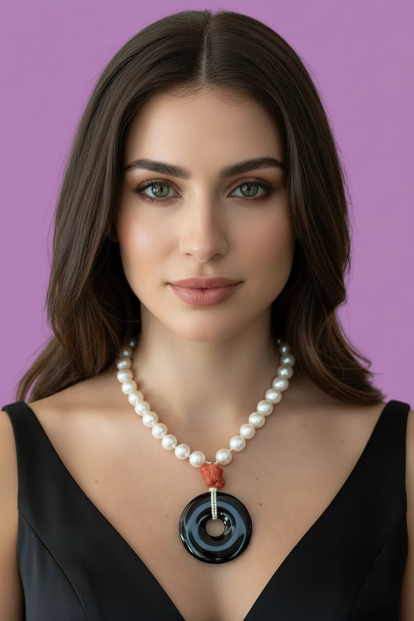 Collezione mediterranea - Collana perle coltivate, corallo rosso e pendente onice